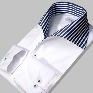 Για το γραφείο, επιλέξτε ένα λευκό πουκάμισο σε κλασική γραμμή, η στενή γραμμή αν το σωματότυπό σας είναι λεπτό.