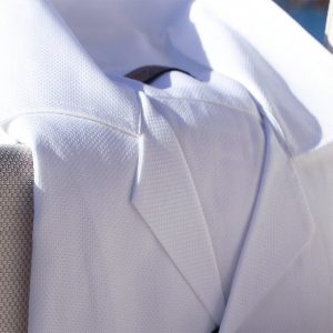 Ζακάρ μονόχρωμο λευκό πουκάμισο με κυψελώδη ύφανση και Μπάιρον γιακά