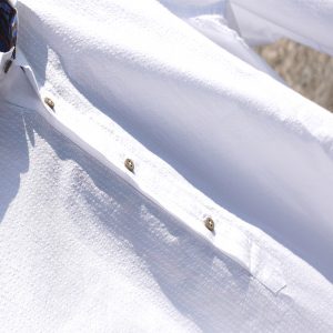 Λευκό πουκάμισο σε ανάγλυφο μοτίβο με τρία κουμπιά και όμορφες λεπτομέρειες στο γιακά